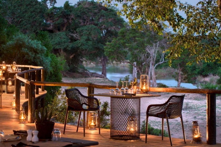Outdoor dinging at a luxury lodge| Photo credits: Lion Sands Ivory Lodge
