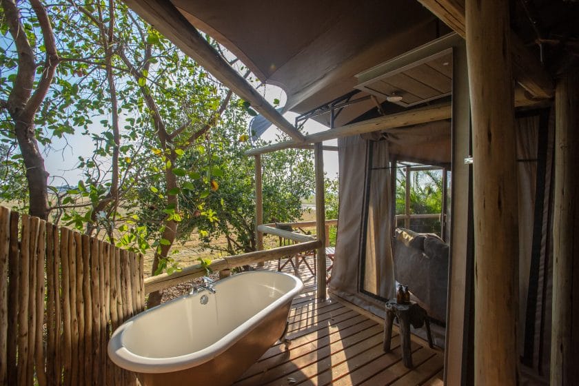 Outdoor bath at a luxury lodge in the Okavango Delta | Photo credits: Jacana Camp